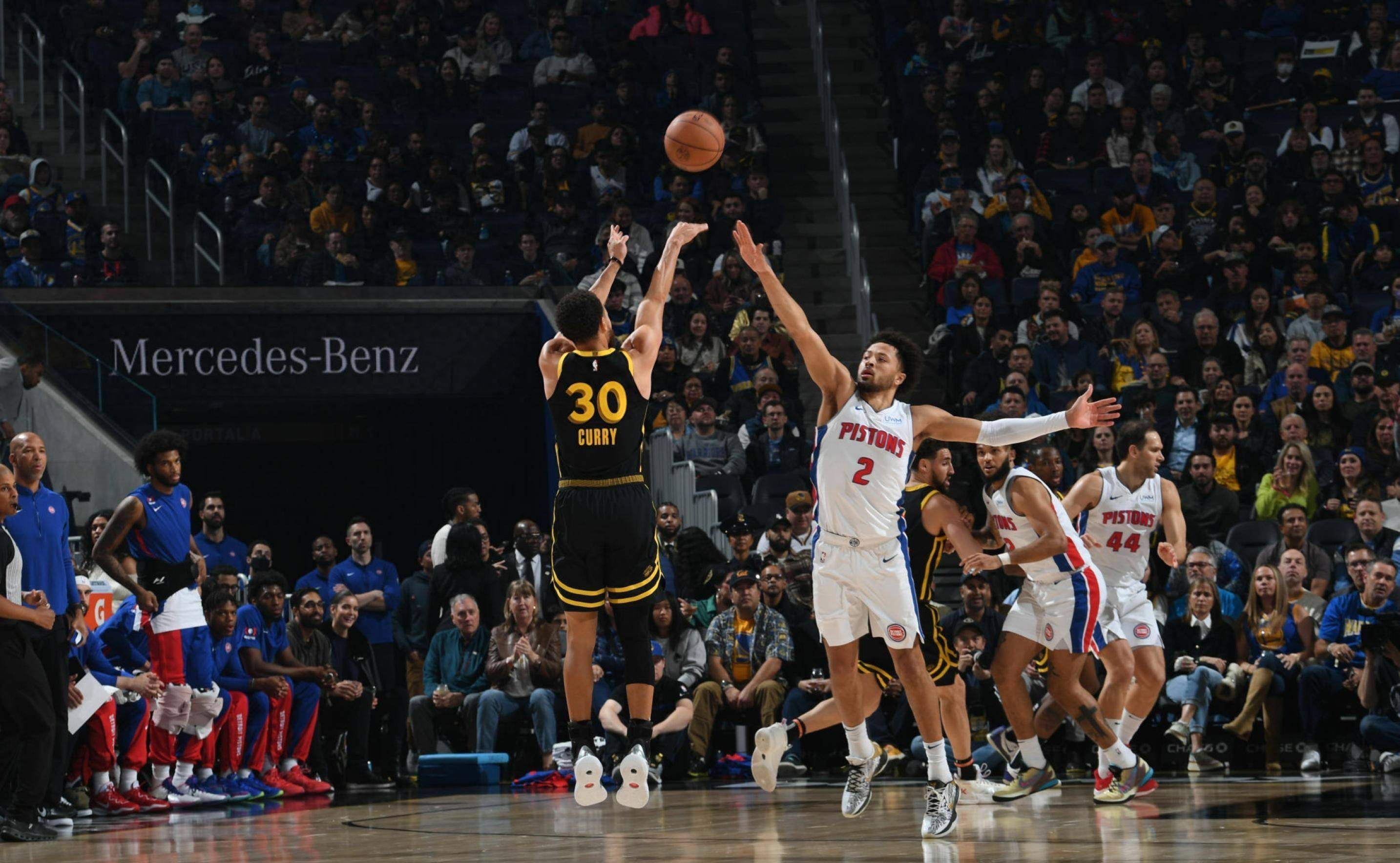 包含库里全场比赛精彩瞬间集锦：不断刷新NBA历史纪录的词条