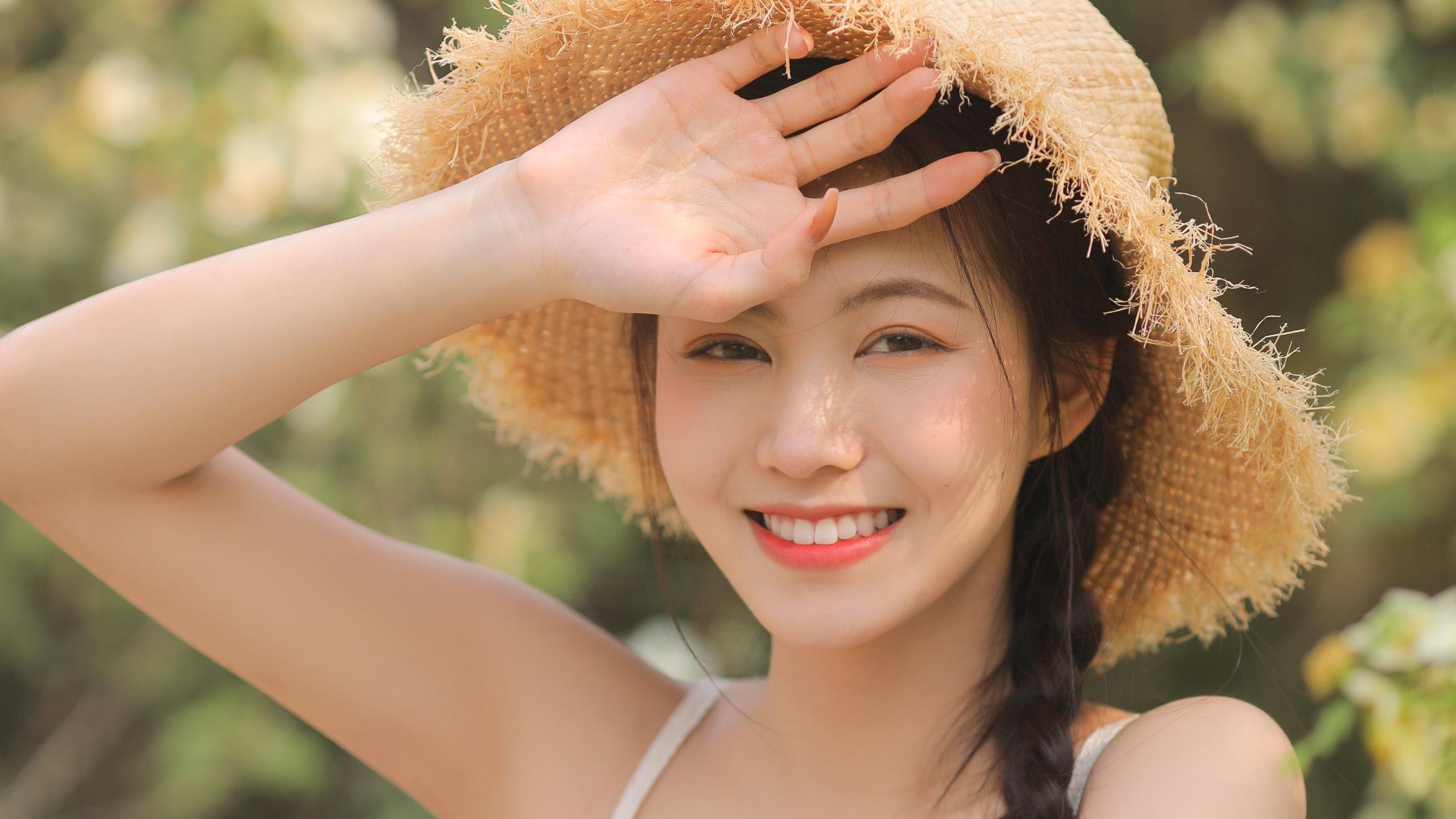 _全场欢呼：运动员激烈拼搏赢得满堂彩_，运动员在赛场上奋力拼搏终于夺得桂冠