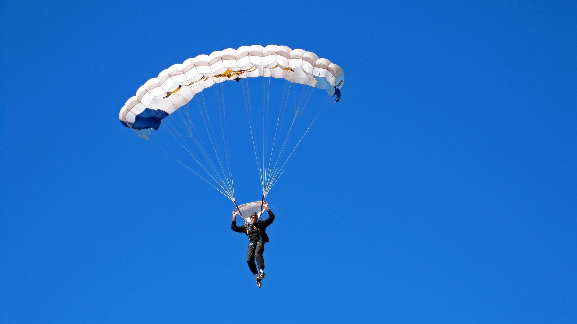 “秘技大公开：漂移与操控的极致表现”，漂移的操作要领